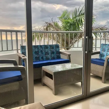 Apto 402 Frente Al Mar- Edificio Palmetto, Piso 4 *