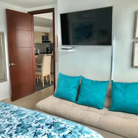 Apto 402 Frente Al Mar- Edificio Palmetto, Piso 4 *